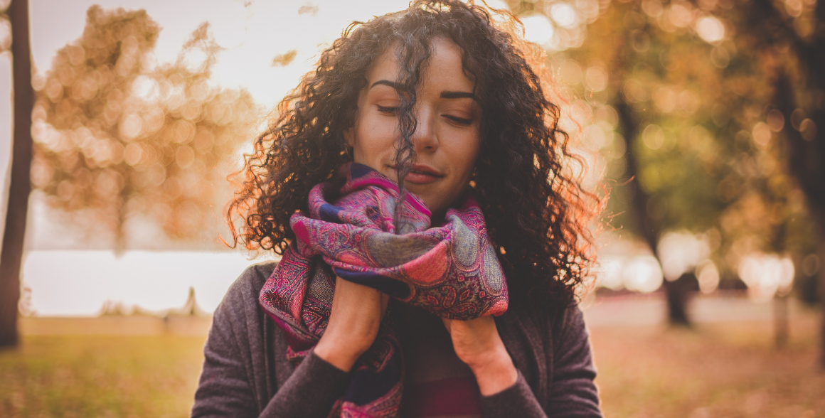 ¿Por qué el frío y las bufandas causan brotes? El enemigo oculto de tu piel  en invierno